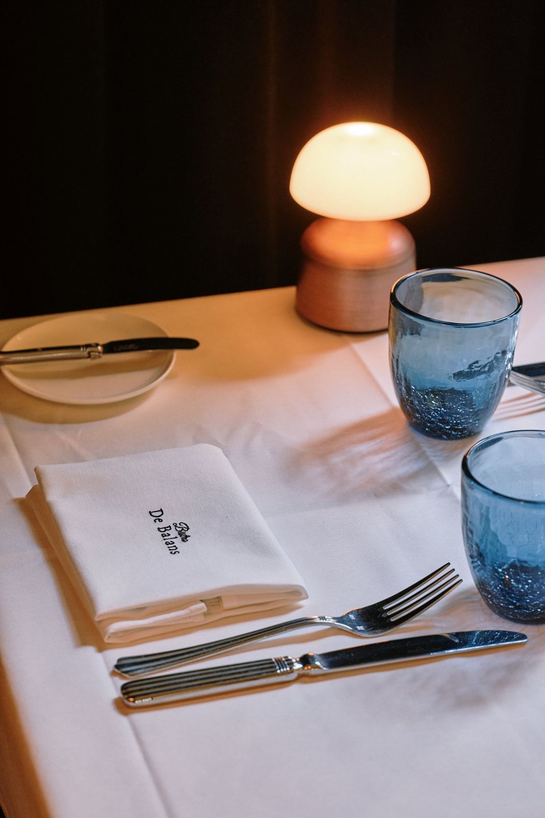 Gedekte tafel met een lampje en blauwe glazen