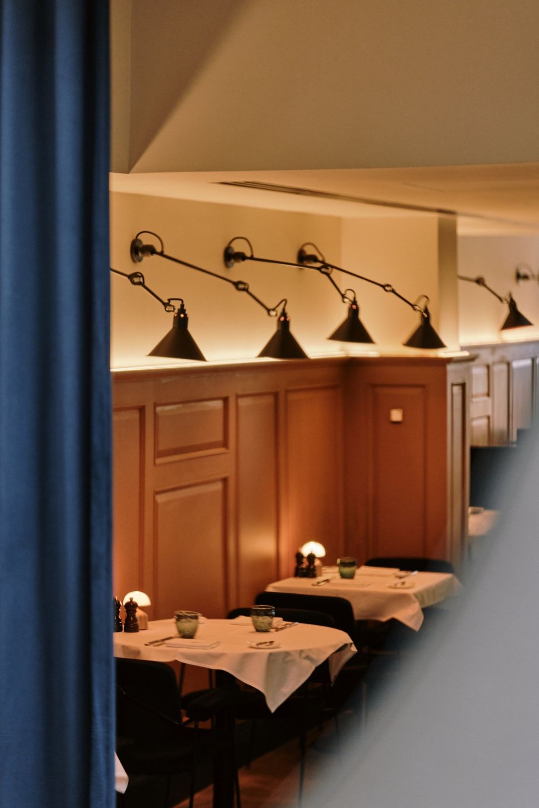 Het logo van Bistro De Balans op het raam