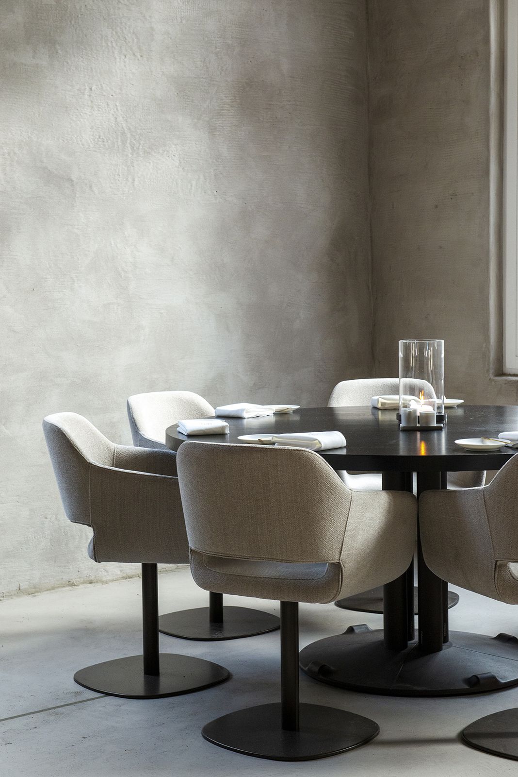 Tafel en stoelen in een hoek van Fine Fleur